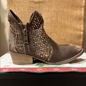 G CIRCLE WOMENS brown leather  lattice style ankle boots size 10